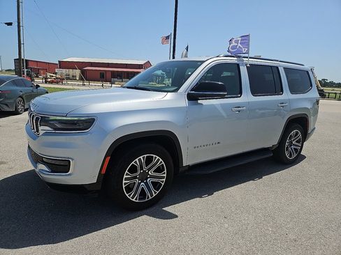Used 2023 Jeep Wagoneer Series II AWD/4WD image 2