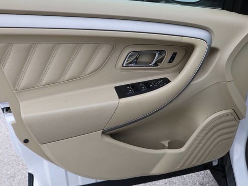 Used 2017 Ford Taurus SE image 12