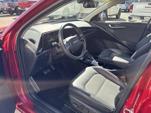 Used 2024 Kia Niro EX Touring FWD image 2