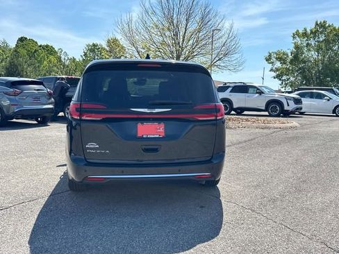 Used 2023 Chrysler Pacifica Touring-L FWD image 6