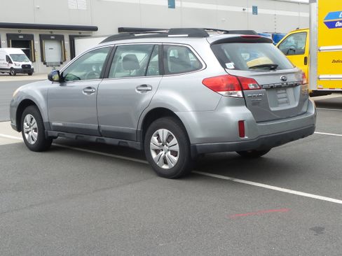 Used 2010 Subaru Outback 2.5i image 3