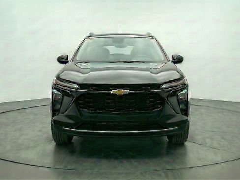 Used 2025 Chevrolet Trax LT w/ LT Convenience Package image 2