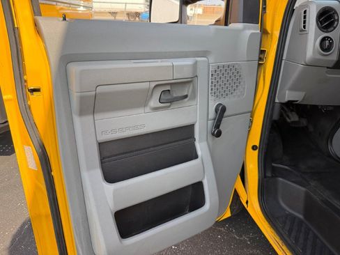 Used 2019 Ford E-350 and Econoline 350 Super Duty RWD image 18