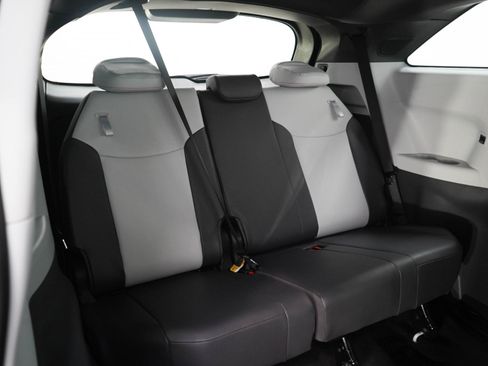 Used 2023 Toyota Sienna XSE AWD/4WD image 15