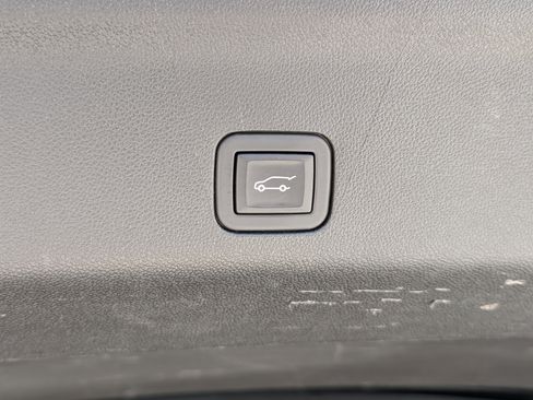 Used 2024 Chevrolet Suburban LT w/ Luxury Package image 19