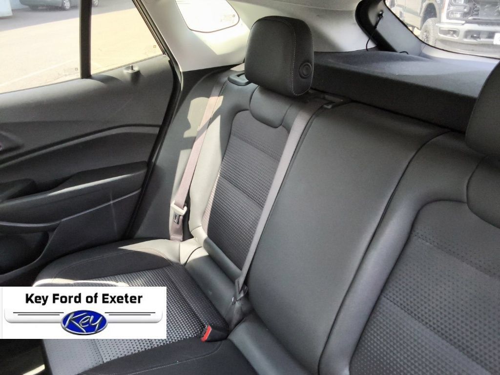 Used 2025 Chevrolet Trax LT FWD image 17