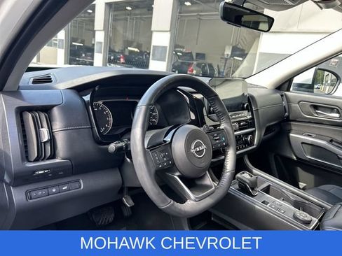Used 2024 Nissan Pathfinder SL AWD/4WD image 10