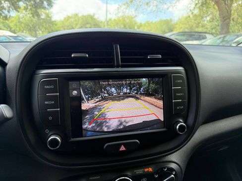 Used 2025 Kia Soul LX w/ LX Technology Package FWD image 18