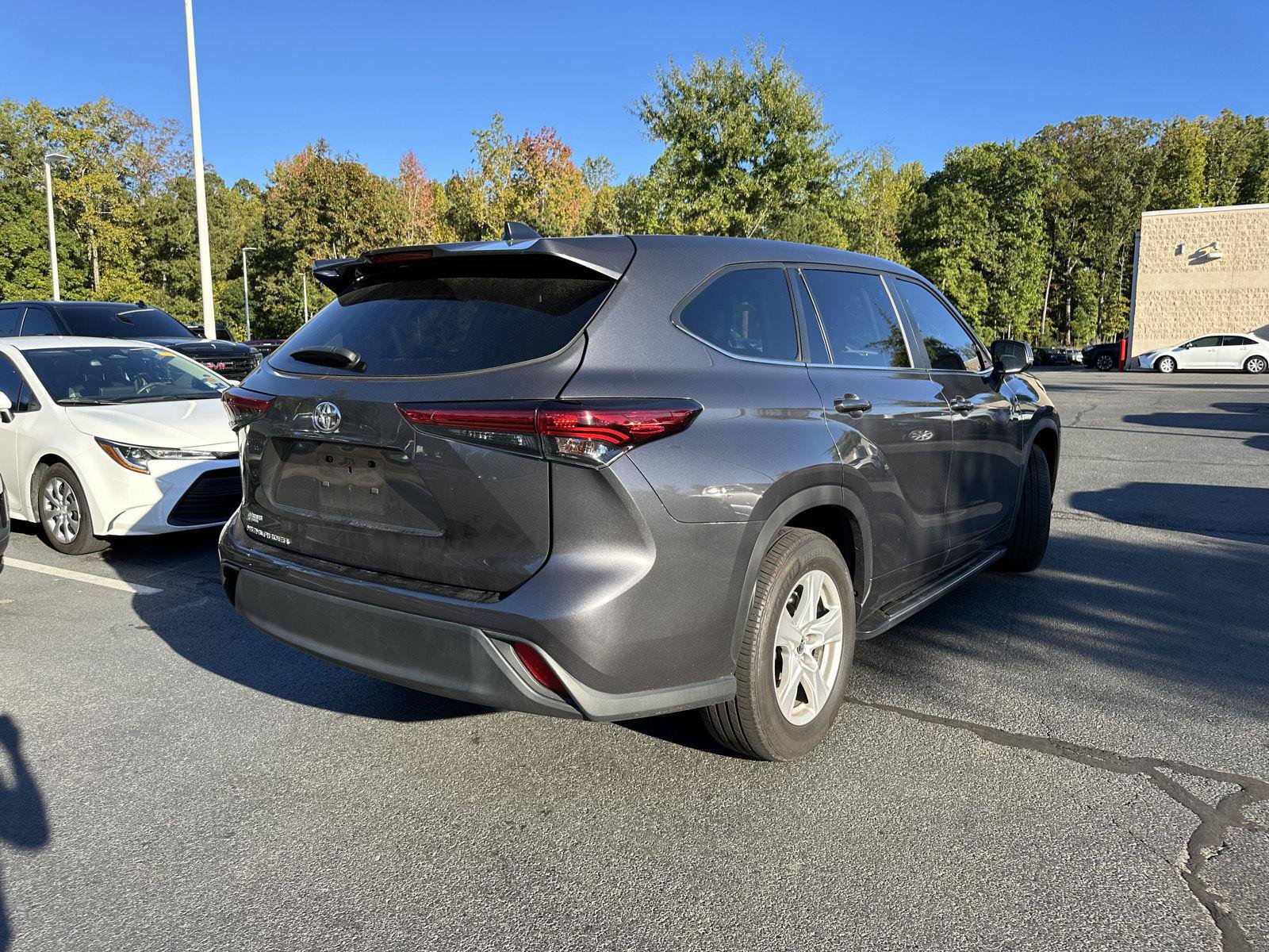 Used 2023 Toyota Highlander L FWD image 6