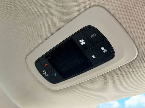 Used 2019 Chrysler Pacifica Touring-L FWD image 32