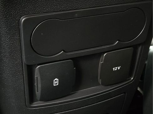 Used 2024 Ford Explorer XLT image 11