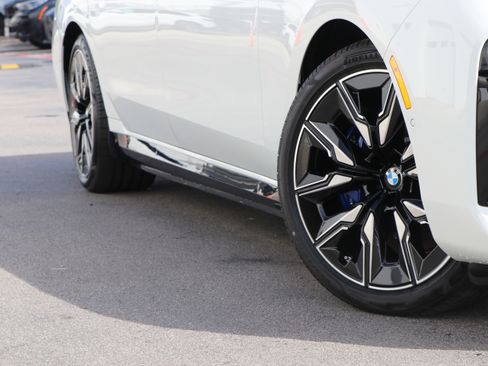 Used 2025 BMW i7 M70 w/ Executive Package AWD/4WD image 3