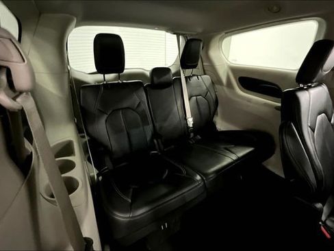 Used 2024 Chrysler Pacifica Touring-L FWD image 31