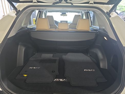 Used 2019 Toyota RAV4 XLE w/ Convenience Package FWD image 13