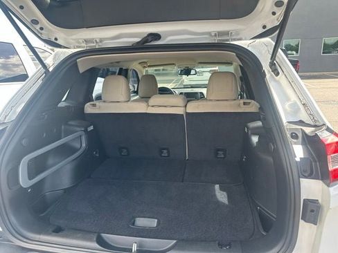 Used 2015 Jeep Cherokee Sport w/ Cold Weather Group FWD image 23