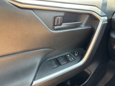 Used 2021 Toyota RAV4 LE AWD/4WD image 31