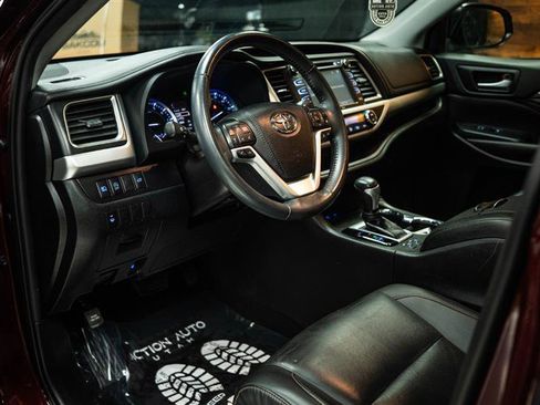 Used 2019 Toyota Highlander XLE FWD image 9