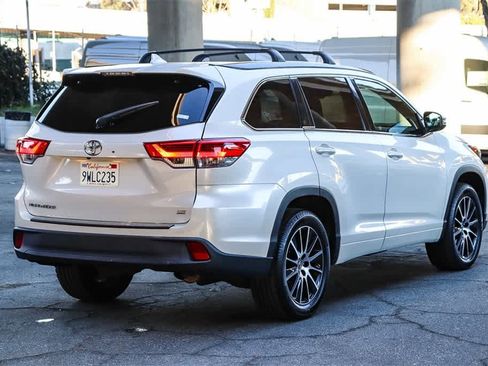Used 2017 Toyota Highlander SE image 4