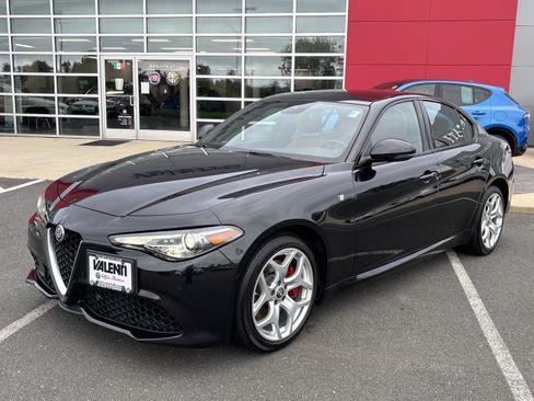 Certified 2023 Alfa Romeo Giulia Ti AWD/4WD image 3