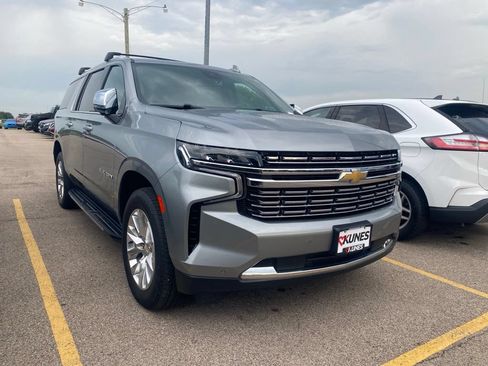 Used 2023 Chevrolet Suburban Premier AWD/4WD image 4