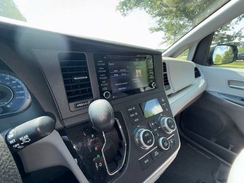 Used 2020 Toyota Sienna LE AWD/4WD image 13