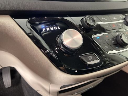 Used 2024 Chrysler Pacifica Touring-L image 34