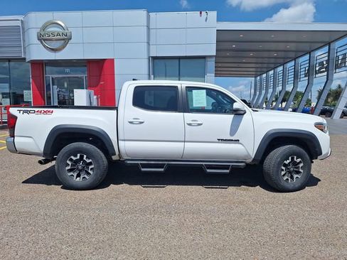Used 2018 Toyota Tacoma TRD Off-Road AWD/4WD image 7