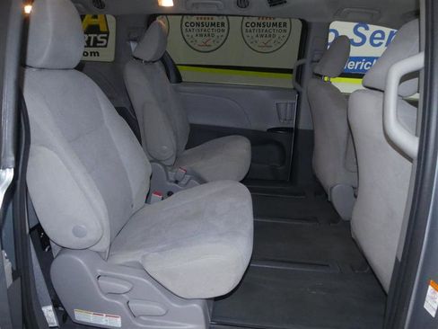 Used 2020 Toyota Sienna L FWD image 18