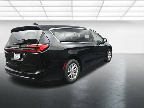 New 2026 Chrysler Pacifica Select image 8