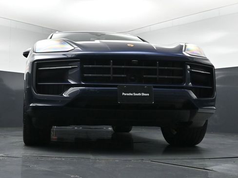 Used 2025 Porsche Cayenne AWD/4WD image 28