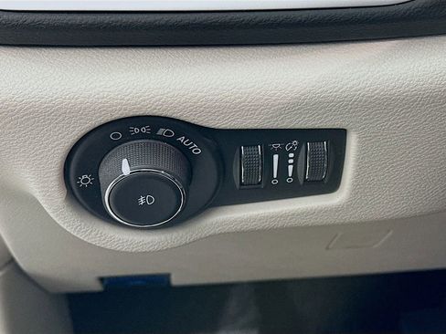 Certified 2024 Chrysler Pacifica Touring-L image 17