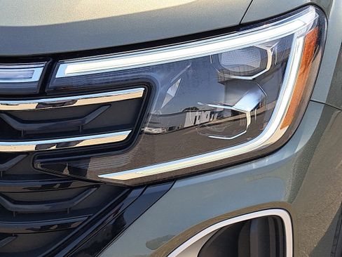 Used 2024 Volkswagen Atlas Peak Edition SE image 31