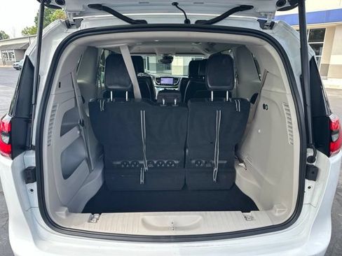 Used 2022 Chrysler Pacifica Touring-L FWD image 17