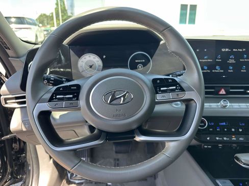 Used 2023 Hyundai Elantra SEL w/ Convenience Package FWD image 12
