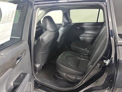 Used 2023 Toyota Highlander Limited image 17