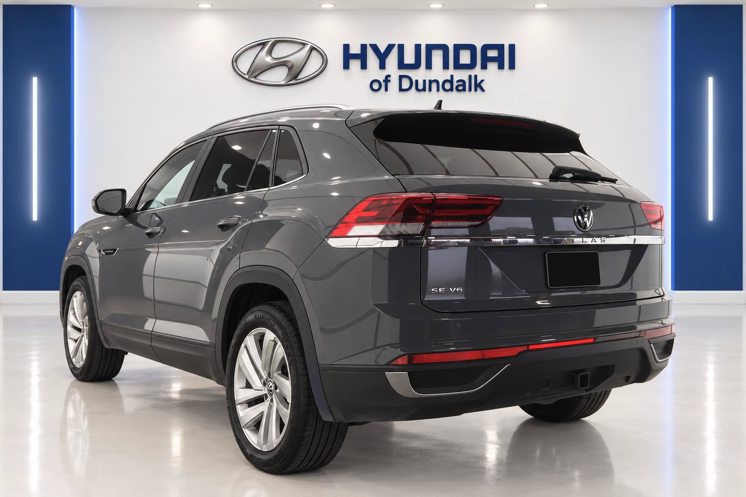 Used 2022 Volkswagen Atlas Cross Sport SE w/ Panoramic Sunroof Package FWD image 2