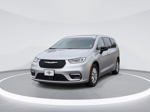 Used 2024 Chrysler Pacifica Touring-L FWD image 3