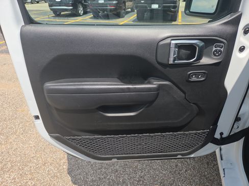 Used 2025 Jeep Wrangler Unlimited Sport AWD/4WD image 6