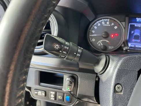 Used 2018 Toyota Tacoma TRD Sport w/ Technology Package AWD/4WD image 15