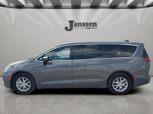 Used 2025 Chrysler Pacifica Select FWD image 2
