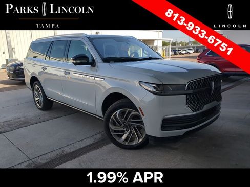 Used 2025 Lincoln Navigator L Reserve AWD/4WD image 2