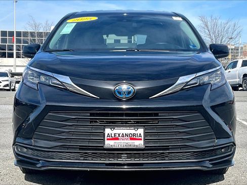 Used 2025 Toyota Sienna LE image 3