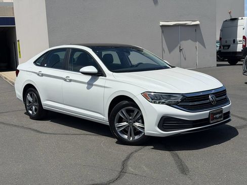 Used 2024 Volkswagen Jetta SE FWD image 3