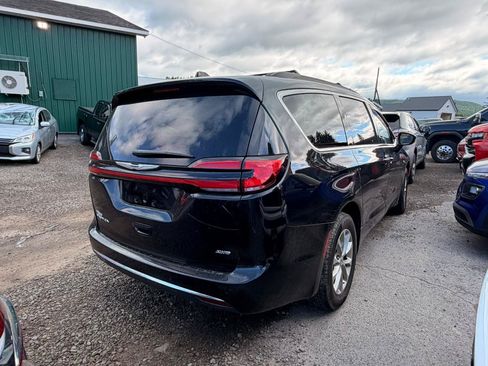 Used 2024 Chrysler Pacifica Touring-L AWD/4WD image 2