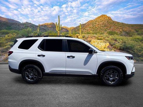 Used 2025 Honda Pilot TrailSport image 3