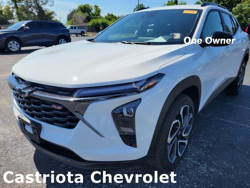 Used 2025 Chevrolet Trax RS FWD image 1