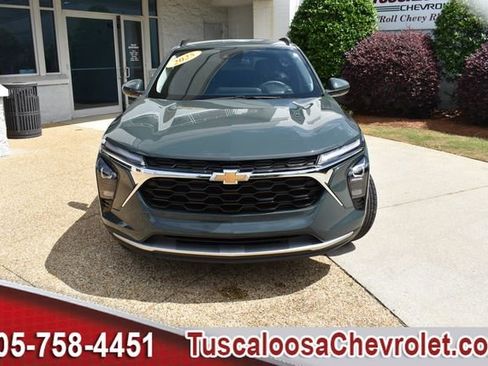 Used 2025 Chevrolet Trax LT FWD image 4