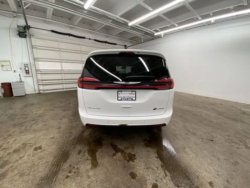 Used 2024 Chrysler Pacifica Select image 5