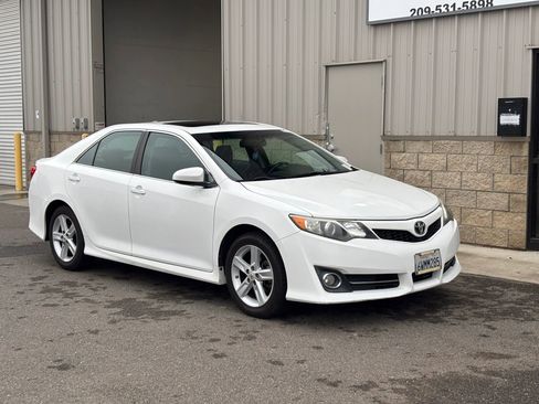 Used 2012 Toyota Camry SE image 1