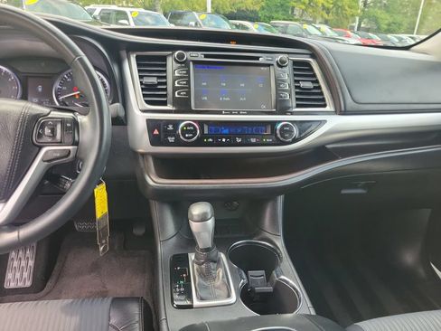 Used 2016 Toyota Highlander Plus FWD image 25